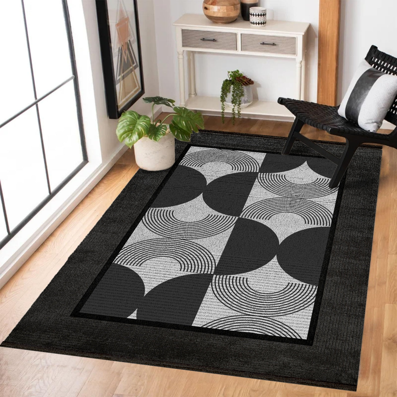 Siyah Geometrik Kaymaz Tabanlı Yıkanabilir Halı