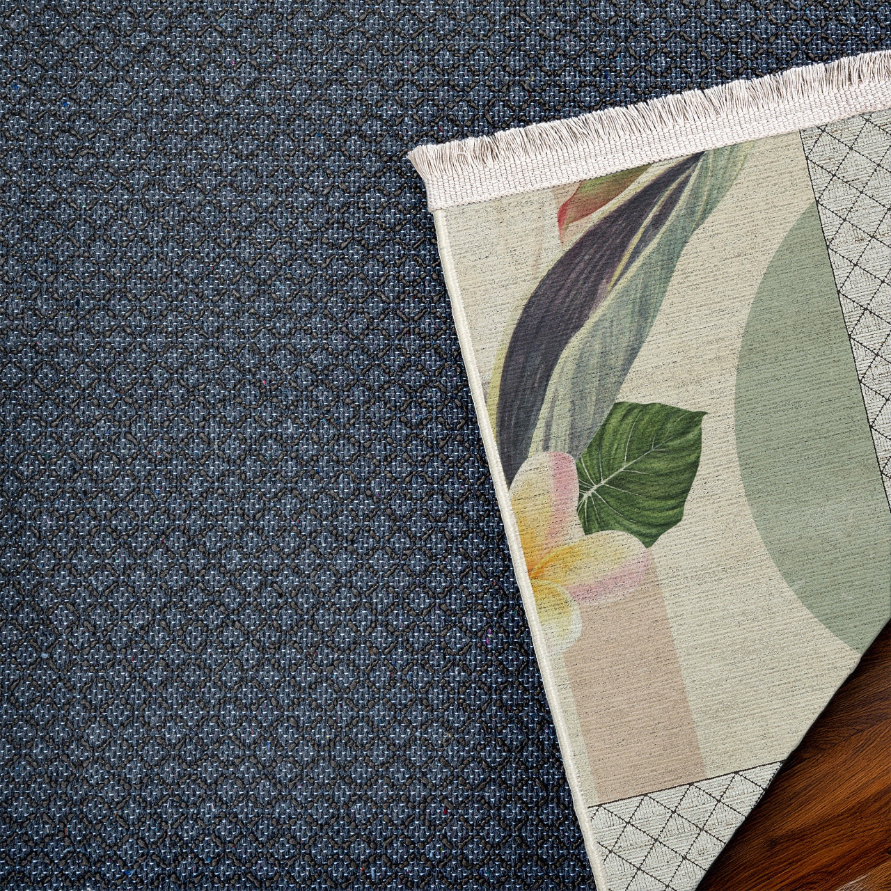 Papağan ve Çiçek Temalı Kaymaz Tabanlı Yıkanabilir Halı