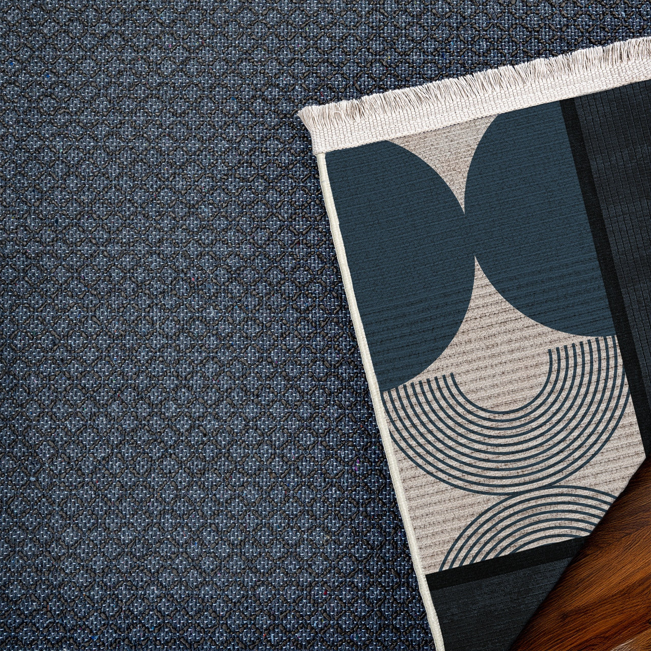 Geometrik Lacivert Çerçeveli Kaymaz Tabanlı Yıkanabilir Halı